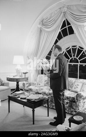 Us-Präsident Gerald Ford lesen Zeitung im Wohnbereich des White House, Washington, D.C., USA, Foto: Marion S. Trikosko, Februar 1975 Stockfoto