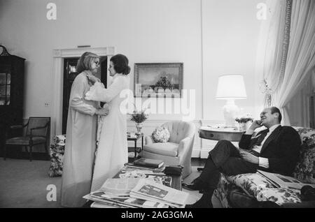 First Lady Betty Ford und Tochter Susan Bademäntel tragen und liebevoll die Interaktion als US-Präsident Gerald Ford schaut, Wohnräume des White House, Washington, D.C., USA, Foto: Marion S. Trikosko, Februar 1975 Stockfoto