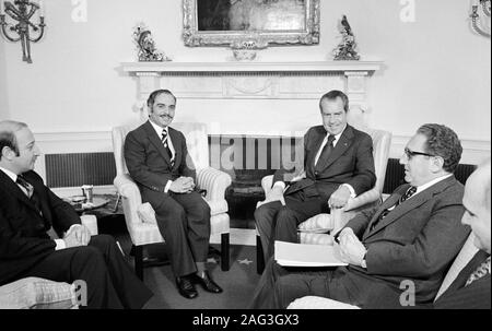 König Hussein von Jordanien (Mitte links) besuchen mit US-Präsident Richard Nixon (Mitte rechts) mit US-Außenminister Henry Kissinger neben Nixon, White House, Washington, D.C., USA, Foto: Marion S. Trikosko, 12. März 1974 Stockfoto