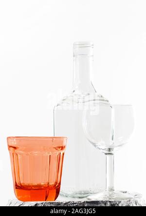 Vertikals heiß von einer leeren Flasche und Gläser auf weiß Hintergrund Stockfoto
