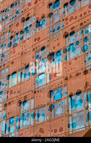 Vertikale Aufnahme von modernen Glas orange und blau Illustration entworfen Wie flüssige Flecken aussehen Stockfoto