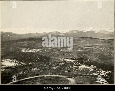 . Reisen in die Pyrenäen: Andorra und der Küste von Barcelona nach Carcassonne. Die Festung von Salses {Seite 24). Die CARLITTE AUS DER CERDAGNE {Seite 23) Auf Seite 28 EIN VOGEL ^S EYE VIEW 29 bleibt, dass Kälte und Schnee gefegt Col Der Emballirabetween Frankreich und Andorra, dass das Southern Sun willstill Glühen auf die Fortschritte von Spanien; aber was kann befurther getan zu verbessern, seine eigene Verbindung der briskFrenchman, so können wir sicher sein, erreichen. Bereits hehas eine treibende-Straße von der Eisenbahnknotenpunkt gebaut nearthe Gipfel des Col. Er die schüchterne andhesitating bewogen hat, eine Stockfoto