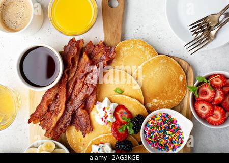 Große Pfannkuchen Frühstück Stockfoto