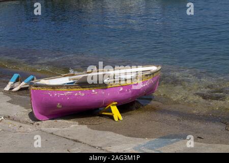 Aufnahme eines pinken Schiffs, das an der Küste geparkt ist An einem schönen Frühlingstag Stockfoto