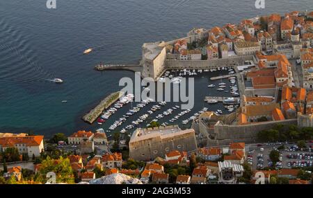 Luftaufnahme des Berges Srđ in Dalmatien, Kroatien mit seinen niedlichen orangefarbenen Häusern und belebten Straßen Stockfoto