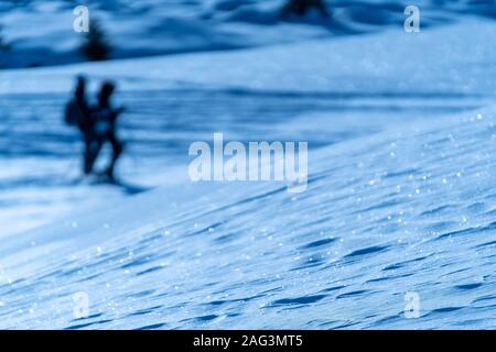 Menschen zu Fuß auf Schnee, Schneeschuhe, Winter, zwei Stockfoto