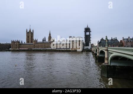 London, Großbritannien. 16 Dez, 2019. Dezember 17, 2019, London, England: ein Spaziergang rund um London. Auf dem Foto die Westminster Bridge und Big Ben unter Renovierung: Grzegorz Banaszak/ZUMA Draht/Alamy leben Nachrichten Stockfoto