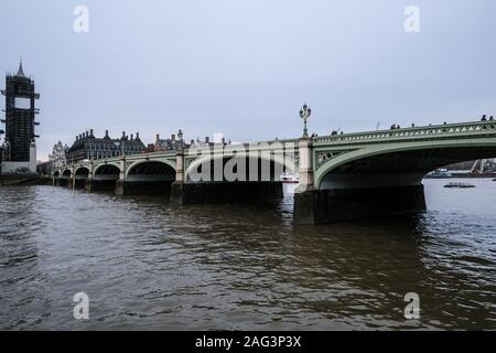 London, Großbritannien. 16 Dez, 2019. Dezember 17, 2019, London, England: ein Spaziergang rund um London. Auf dem Foto die Westminster Bridge und Big Ben unter Renovierung: Grzegorz Banaszak/ZUMA Draht/Alamy leben Nachrichten Stockfoto