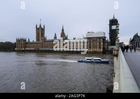 London, Großbritannien. 16 Dez, 2019. Dezember 17, 2019, London, England: ein Spaziergang rund um London. Auf dem Foto die Westminster Bridge und Big Ben unter Renovierung: Grzegorz Banaszak/ZUMA Draht/Alamy leben Nachrichten Stockfoto