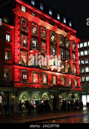 Luxushotels in Londoner Kaufhaus Fortnum & Mason in Piccadilly hat sich in einen riesigen Adventskalender verwandelt dieses Weihnachten. Die kultigen Fassade ist in Rot mit seinen Fenstern gestaltet und so, wie eine traditionelle Adventskalender nummeriert gebadet. Die Fenster sind auch einige der besten in der Hauptstadt für die festliche Jahreszeit. Stockfoto