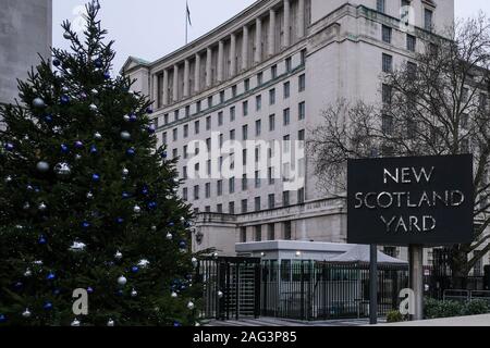 London, Großbritannien. 16 Dez, 2019. Dezember 17, 2019, London, England: ein Spaziergang rund um London. Auf dem Foto New Scotland Yard Credit: Grzegorz Banaszak/ZUMA Draht/Alamy leben Nachrichten Stockfoto