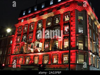 Luxushotels in Londoner Kaufhaus Fortnum & Mason in Piccadilly hat sich in einen riesigen Adventskalender verwandelt dieses Weihnachten. Die kultigen Fassade ist in Rot mit seinen Fenstern gestaltet und so, wie eine traditionelle Adventskalender nummeriert gebadet. Die Fenster sind auch einige der besten in der Hauptstadt für die festliche Jahreszeit. Stockfoto