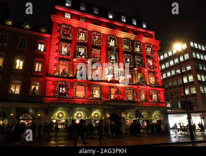 London, Großbritannien. 17 Dez, 2019. Luxushotels in Londoner Kaufhaus Fortnum & Mason in Piccadilly hat sich in einen riesigen Adventskalender verwandelt dieses Weihnachten. Die kultigen Fassade ist in Rot mit seinen Fenstern gestaltet und so, wie eine traditionelle Adventskalender nummeriert gebadet. Seine" zeigt, sind auch einige der besten in der Hauptstadt für die festliche Jahreszeit. Credit: Keith Mayhew/SOPA Images/ZUMA Draht/Alamy leben Nachrichten Stockfoto