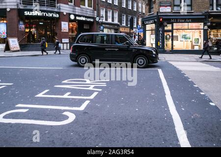 London, Großbritannien. 16 Dez, 2019. Dezember 17, 2019, London, England: ein Spaziergang rund um London. Auf dem Foto Taxi in London Quelle: Grzegorz Banaszak/ZUMA Draht/Alamy leben Nachrichten Stockfoto
