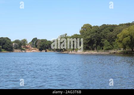 Wunderschöner See und ein hölzerner Pier, der in Minnesota gemacht wurde Stockfoto