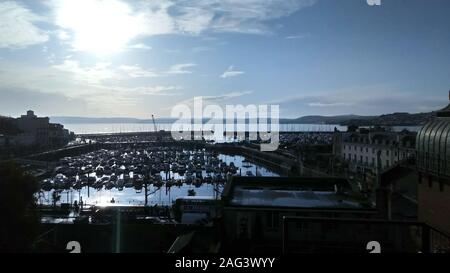 Blick auf den inneren Hafen von Torquay und Paignton in der Ferne an einem schönen sonnigen Tag mit einigen leichten Wolken, Devon, England, UK. Stockfoto
