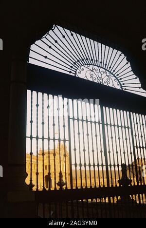 Vertikale Aufnahme eines Metalltors mit einem schönen Tempel Im Hintergrund Stockfoto