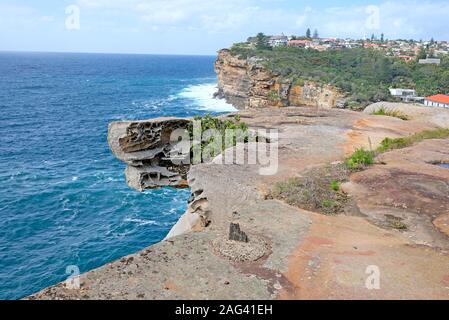 Ein Teil der Föderation Cliff Walk Watsons Bay mit herrlichem Blick auf die hohen Sandsteinklippen und einen fantastischen Panoramablick auf die Tasmanische See Stockfoto