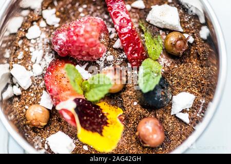 Der hohe Winkel Nahaufnahme des dekorativen Tellers mit den Beeren Und Obst Stockfoto