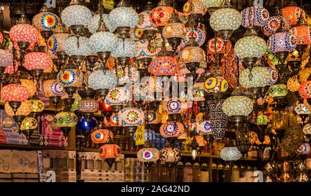 Mosaik bunte Lampen von Osmanischen Basar in Istanbul Stockfoto