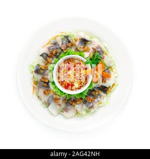 Gedünsteter Pangasius Fisch Blanchieren (frische Meer Dolly Fisch gekocht), knusprige Knoblauch serviert mit würziger Seafood Soße Thai Food Style goodtasty decorat Stockfoto