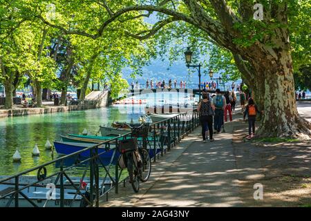 Frankreich, Haute-Savoie, Annecy, Canal du Vasse, Quai J. Philippe, Pont des Amours (Brücke der Liebe), Lac d'Annecy Stockfoto