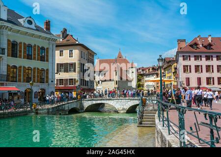 Frankreich, Haute-Savoie, Annecy, PL. St. Francois de Sales, Pont Perriere Brücke, Palais de L'Ile in der Mitte des Flusses Thiou Stockfoto