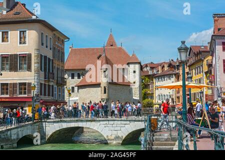 Frankreich, Haute-Savoie, Annecy, PL. St. Francois de Sales, Pont Perriere Brücke, Palais de L'Ile in der Mitte des Flusses Thiou Stockfoto