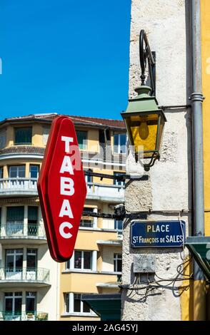 Frankreich, Haute-Savoie, Annecy, PL. St. Francois de Sales, Tabac Zeichen Stockfoto