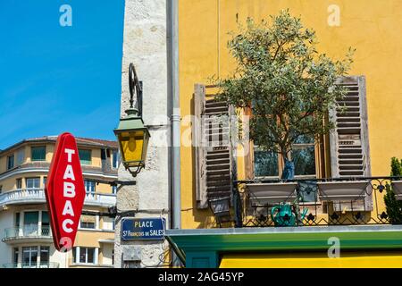 Frankreich, Haute-Savoie, Annecy, PL. St. Francois de Sales, Tabac, Balkon, Witwe, alte Holz Fensterläden Stockfoto