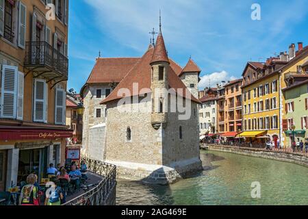 Frankreich, Haute-Savoie, Annecy, Blick von der Pont Perriere Brücke, Palais de L'Ile in der Mitte des Flusses Thiou Stockfoto