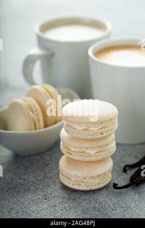 Vanille macarons gestapelt Stockfoto