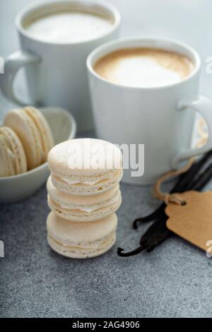 Vanille macarons gestapelt Stockfoto