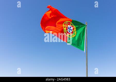 Schöne Aufnahme der portugiesischen Flagge, die in der Ruhe winkt Heller Himmel Stockfoto