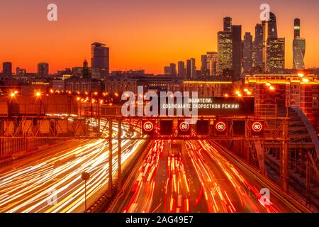 High-Angle-Aufnahme einer beleuchteten Autobahn Stockfoto