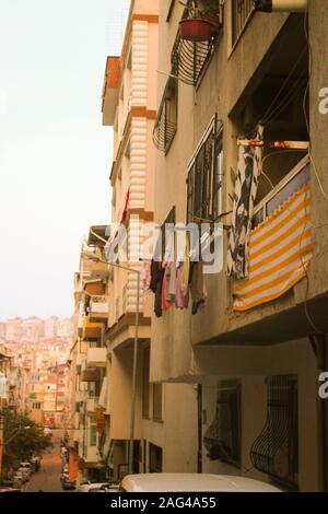 Niedriger Winkel vertikale Aufnahme von hängenden Kleidung aus einem Gebäude In der Vorstadt Stockfoto