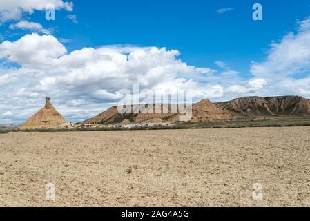 Spanische wüste Bardenas Reales mit einer Fernbedienung cabezos Castildetierra und Mesa Stockfoto