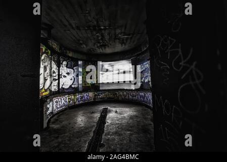 VANCOUVER, Kanada - 22.August 2017: Innenansicht eines verlassenen WW2 beobachtungsbunker vor der Küste von North Vancouver, British Columbia, gefüllt mit einem Stockfoto