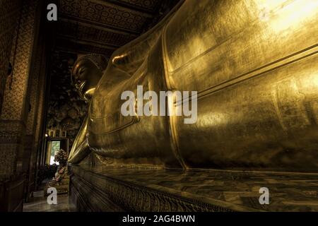 Goldene liegende Buddha-Statue in einem Tempel mit schönen Mustern Stockfoto