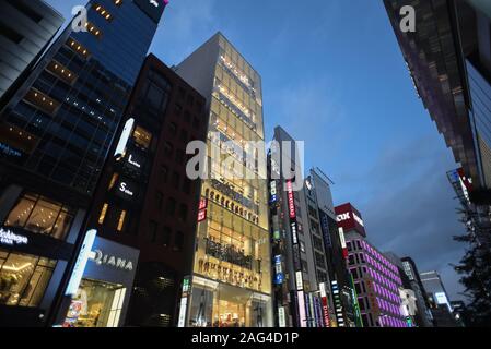 UNIQLO Ginza global Flagship Store in der Nacht, Tokio, Japan Stockfoto