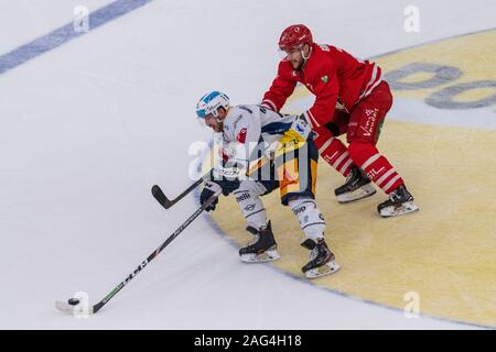 Lausanne, Schweiz. 12. Juli, 2019. Lino Martschini der EV Zug ist eine Aktion, die während einer Schweizer Liga Match mit Lausanne HC und Ev Zug. EV Zug gewinnt 3-0 (Foto von Eric Dubost/Pacific Press) Quelle: Pacific Press Agency/Alamy leben Nachrichten Stockfoto