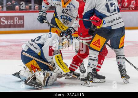 Lausanne, Schweiz. 12. Juli, 2019. Leonardo Genoni (Torhüter) der EV Zug ein Stop während einer Schweizer Liga Match mit NLA Lausanne HC und Ev Zug. EV Zug gewinnt 3-0 (Foto von Eric Dubost/Pacific Press) Quelle: Pacific Press Agency/Alamy leben Nachrichten Stockfoto