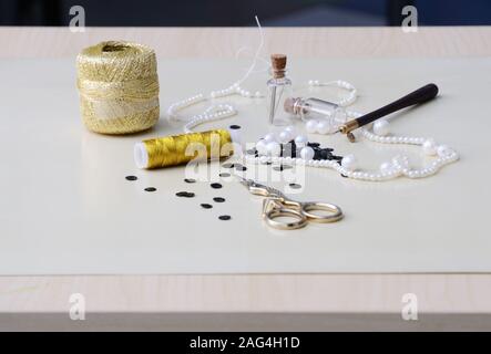 Ausrüstungen und Zubehör für Perlen Stickerei oder tambour Stickerei Stockfoto