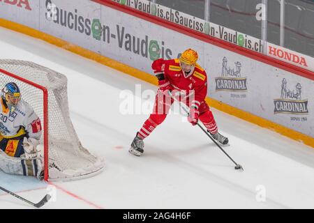 Lausanne, Schweiz. 12. Juli, 2019. Pitteri Lindbohm Lausanne HC ist eine Aktion, die während einer Schweizer National League Match mit Lausanne HC und Ev Zug. EV Zug gewinnt 3-0 (Foto von Eric Dubost/Pacific Press) Quelle: Pacific Press Agency/Alamy leben Nachrichten Stockfoto