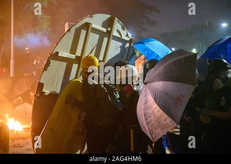 CUHK, Hong Kong - 12 Nov, 2019: Schlacht von Nummer zwei Brücke in der Chinesischen Universität von Hongkong. Polizei in Universität und Student push back t Stockfoto