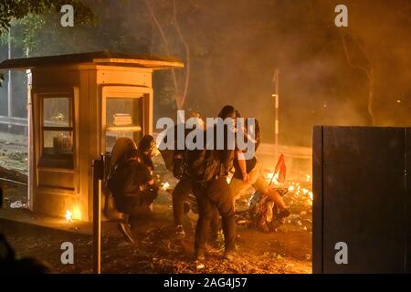 CUHK, Hong Kong - 12 Nov, 2019: Schlacht von Nummer zwei Brücke in der Chinesischen Universität von Hongkong. Polizei in Universität und Student push back t Stockfoto