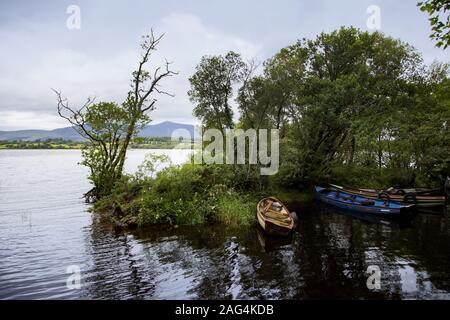 Schöne Aufnahme von Ruderbooten im Fluss Lough Cullin County Mayo in Irland Stockfoto