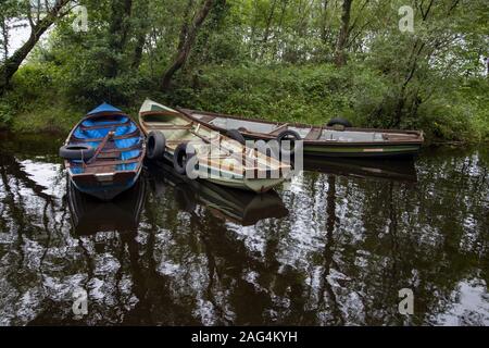 Schöne Aufnahme von rowling-Booten, die im Lough Cullin in der Nähe von Pontoon, County Mayo in Irland, geparkt sind Stockfoto