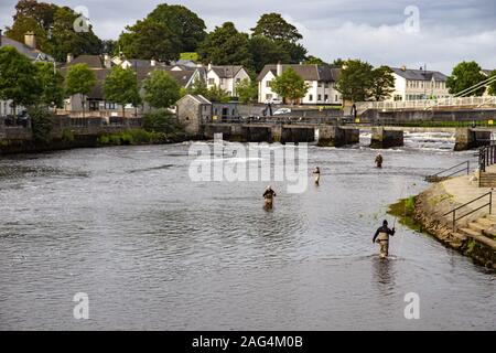 BALLINA, IRLAND - May 28, 2019: Angeln Lachs in der River Moy in Ballina, Irland Stockfoto