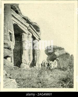 . Égypte. Abb. 252. - Langle Sud-Ouest de la Cour de Ramsès II au Temple de La Madeleine. (Klischee Béato.) iSg EGYPTE. Abb. 253. - Une des Chapelles DU Gebel-Silsiléh. (Klischee Thédenat) Dieu et Fils, Les Salles de débarrasdont Lune, Celle de lOuest, sertde Cage à lescalier qui montaitaux Terrasses. De plus, le vesti - bule transversale dAmada estdevenu un Hypostyl à deuxrangs de Colonnes, et le pronaosest établi, ainsi que le pylône, sur un Plan nouveau, qui futappliqué en Grand à Médinét-Habou. Il se tient à un Niveau truit par Thoutmôsis III eine ététrop fortement remanié sous lesPtolémées gießen Quil soit Stockfoto